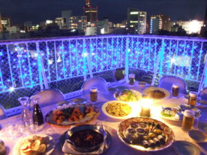 [2H飲放付]開放感MAX!空と街が染まる夕暮屋上ビアガーデンコース5000円(税込)予約制。日・月定休